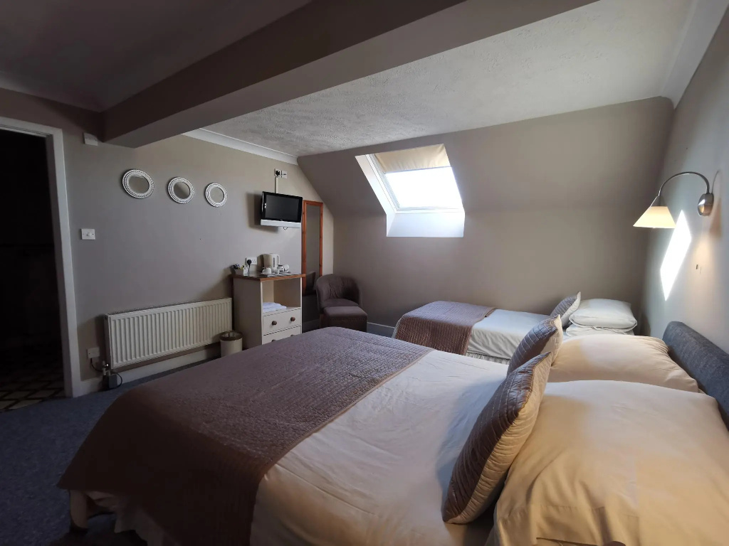 Standard Triple room