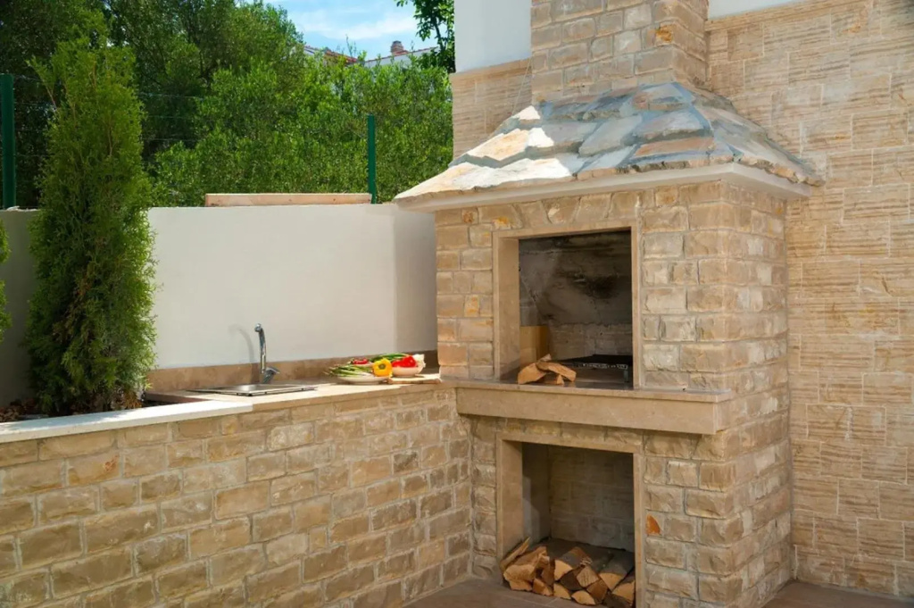 Luxury Beachfront Villa Trogir 1 with private pool, jacuzzi and gym at the beach on Ciovo - Okrug Gornji