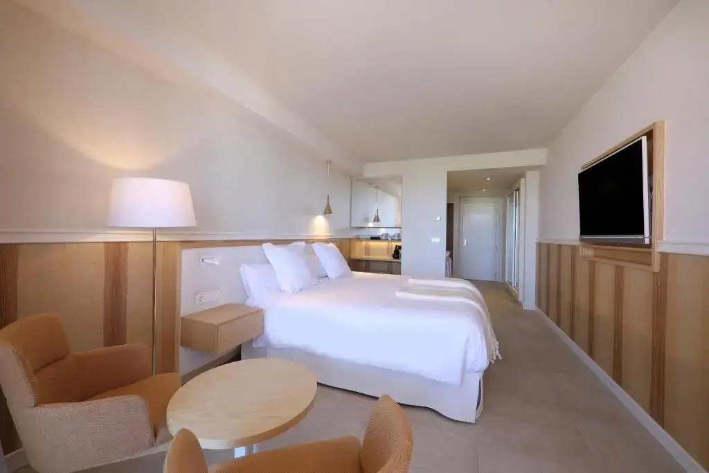 Priority Location Double room with side sea view (full double bed)