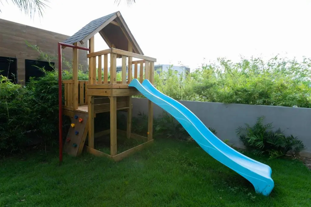 1 Bedroom Apt with Pool, 5 Minutes From Beach