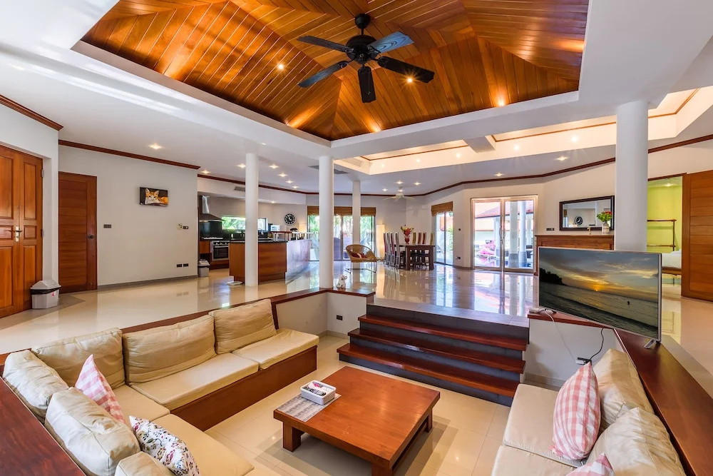 5 Bedrooms Villa with balcony