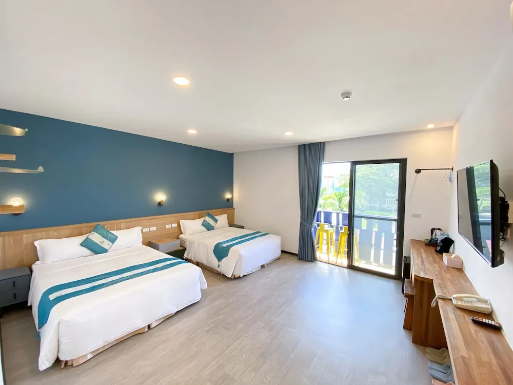 Standard Quadruple room with balcony and with city view