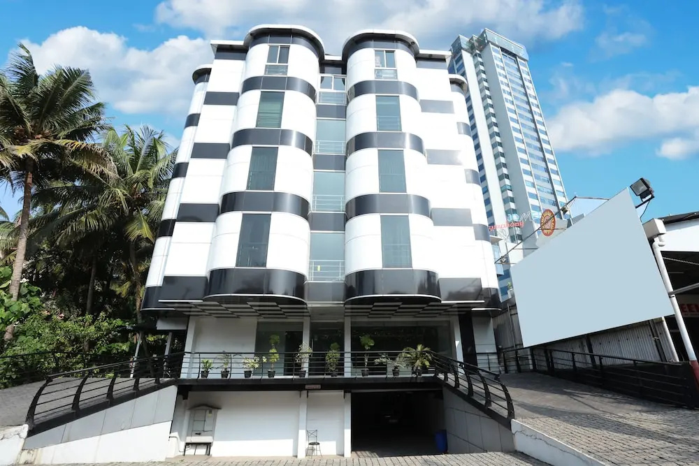 OYO 10611 Hotel Malabar Illam