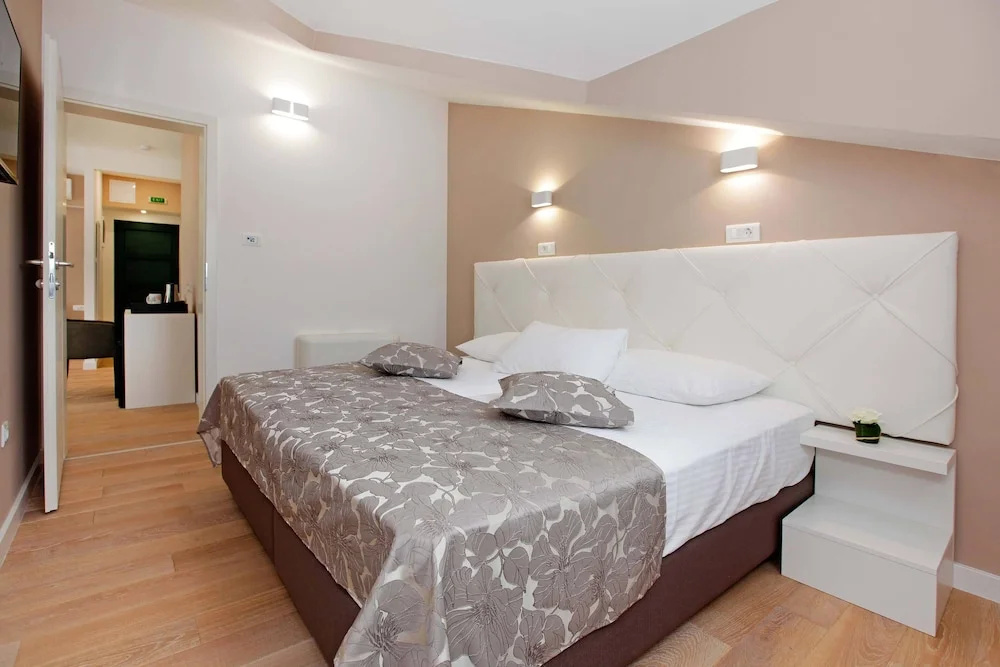 Executive Double room with balcony and with sea view (full double bed)