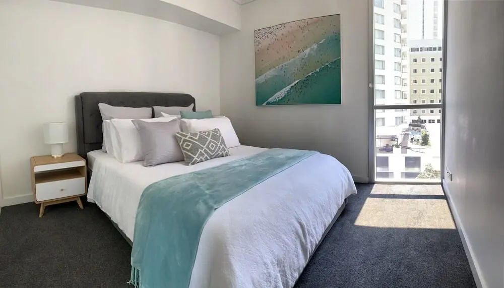 Spacious 3 Bed City Apt with Car Park, Pool & Gym