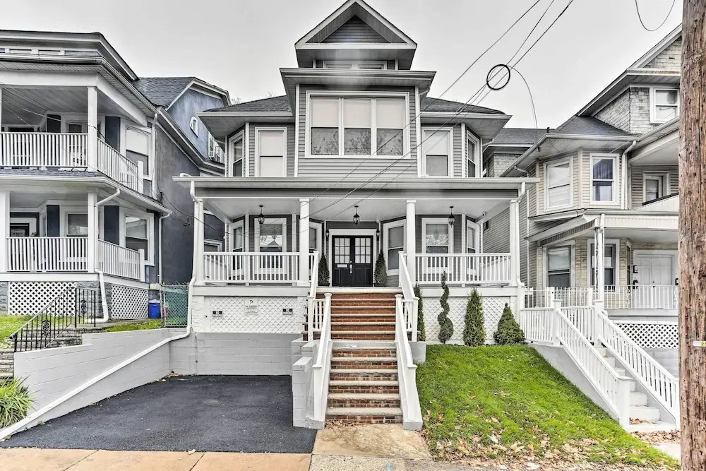 Pet-friendly Newark Townhome Near Airport!
