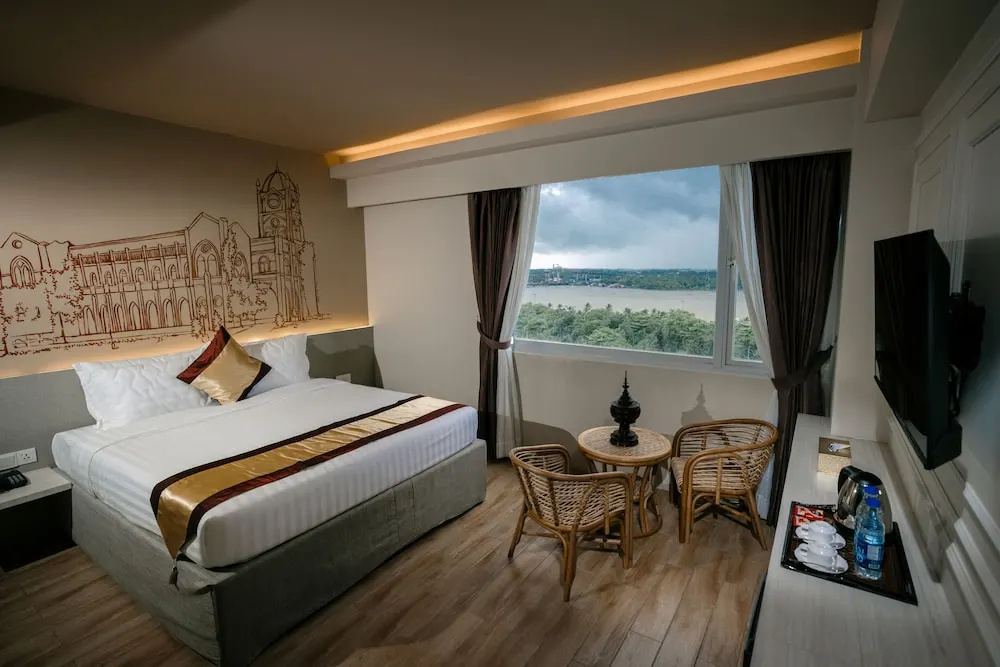Premier Double room with river view (full double bed)