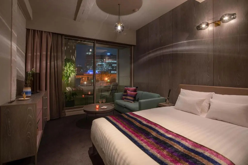 Double room with river view (full double bed)