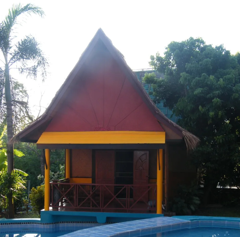 Bungalow with pool view