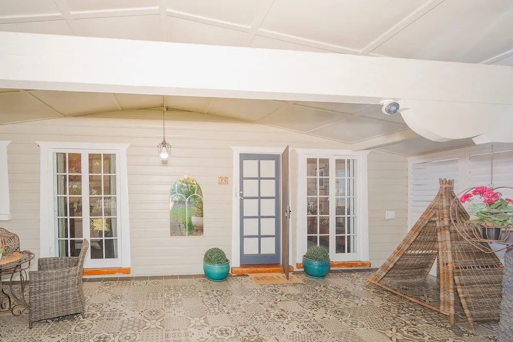 Cozy Cottage with Kitchen & Patio