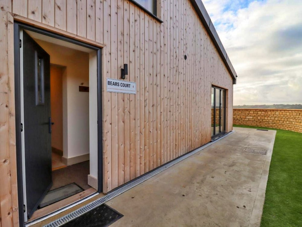 Barn in Cotswolds With Hot Tub & Scenic Views