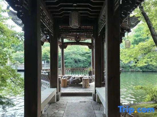Seclusive Mengxi Garden