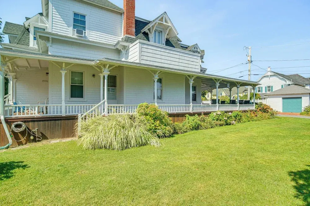 Steps to Inkwell Beach: Victorian Home!