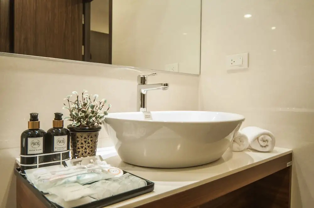 Двухместный номер Luxury с балконом двуспальная кровать в The Title KR Beach Condotel Rawai Phuket