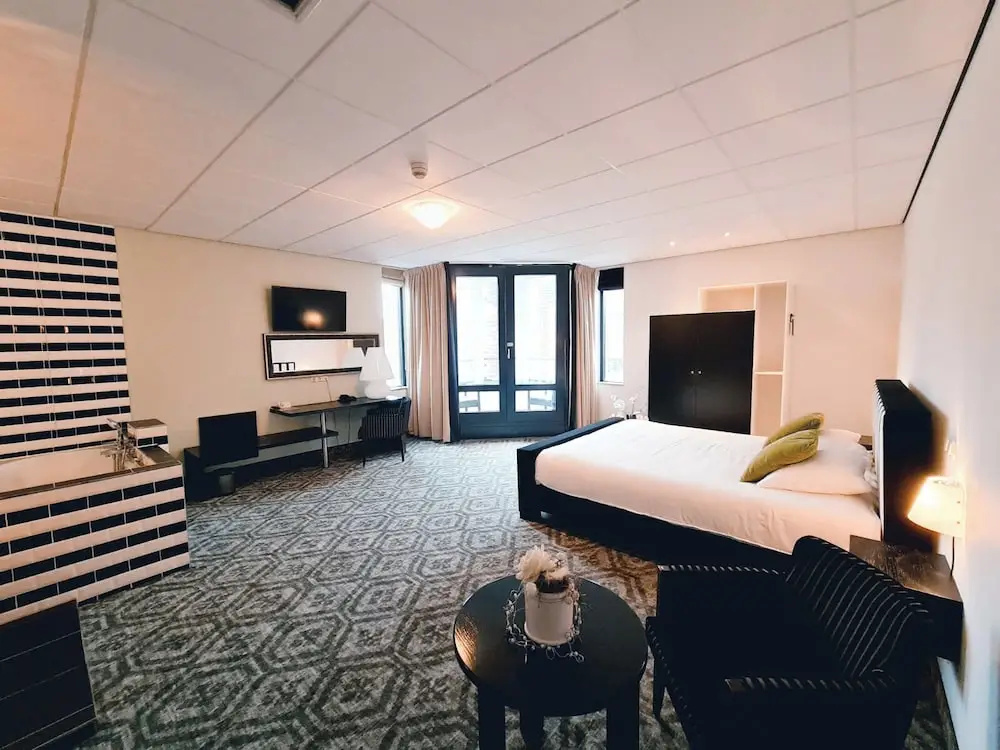 Double Junior Suite with balcony (full double bed)