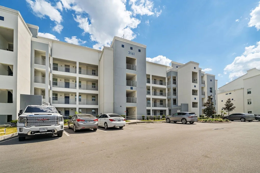 Cozy Stylish 2BR Condo Prime Storey Lake Spot
