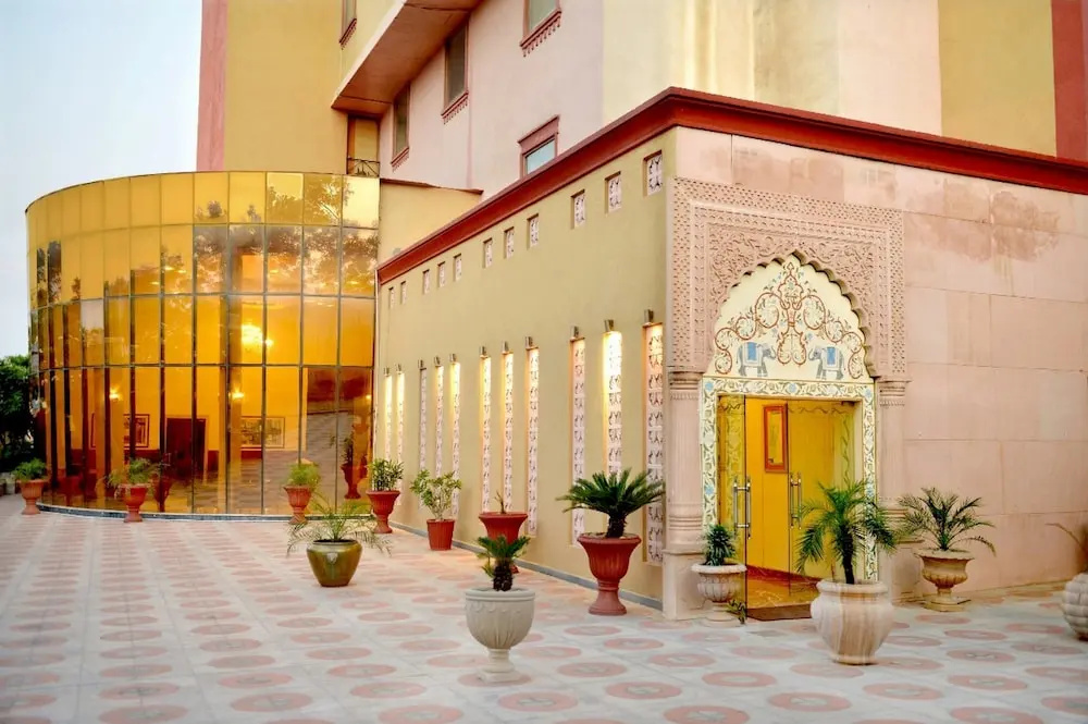Pink Pearl and Fun City Hotel