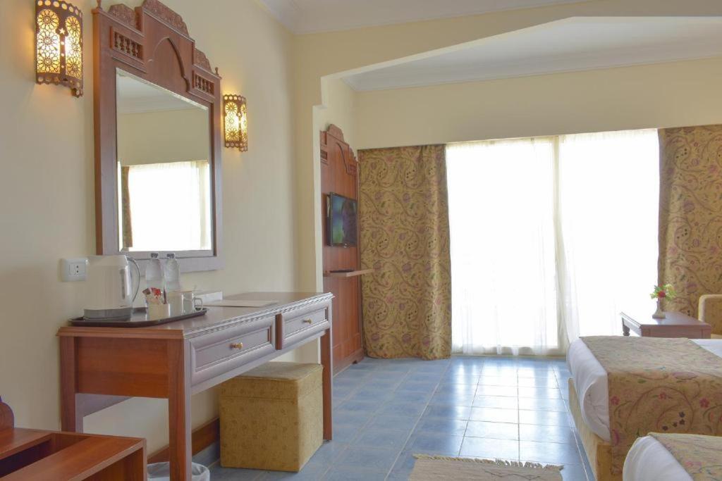 Двухместный номер Standard с видом на бассейн двуспальная кровать в Jasmine Palace Resort & Spa