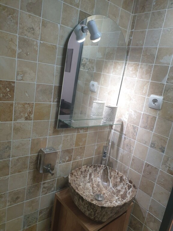 Отель Impeccable 1-bed Apartment in Brașov, фото 6