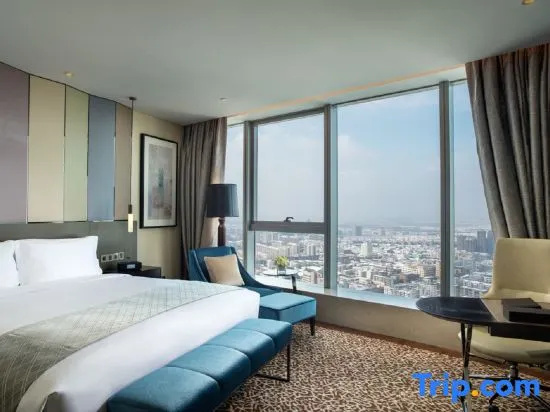 2 Bedrooms Prestige Double Club Suite with city view full double bed