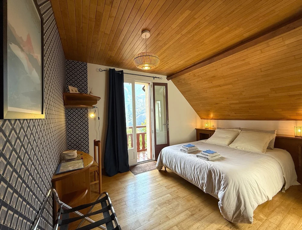 Standard Double room with balcony and with mountain view (full double bed)