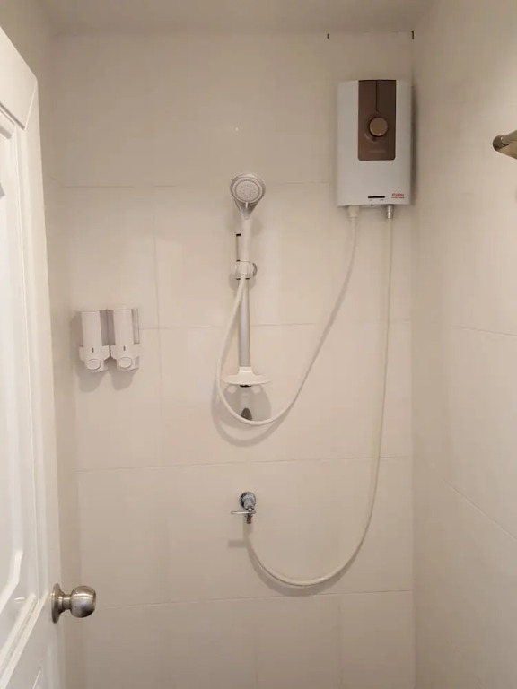 Кровать в общем номере (мужской номер) в The Bed Hostel at Patong