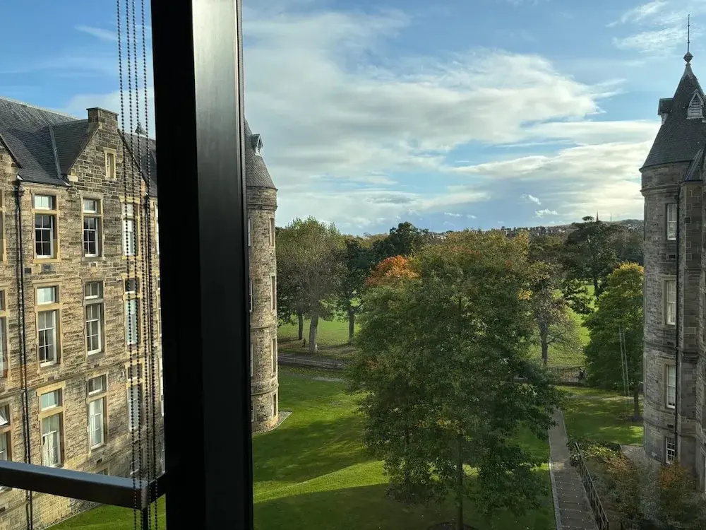 Stunning Park View Quartermile Apartment Close Proximity to Castle & University