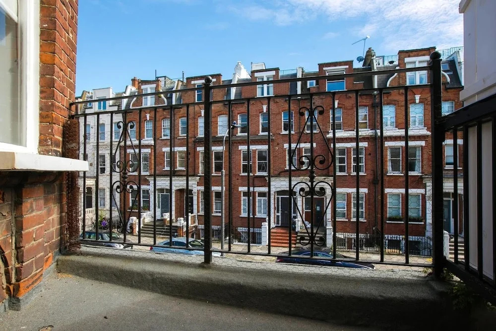 Stunning 2BR Home in West Kensington W/balcony
