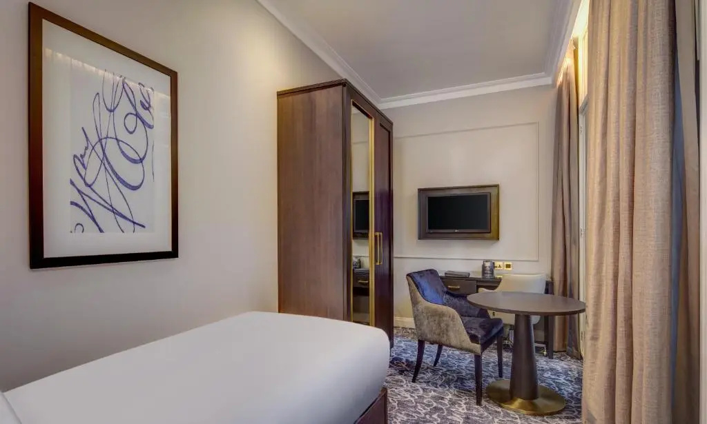 Hilton London Euston - Tap to explore photos