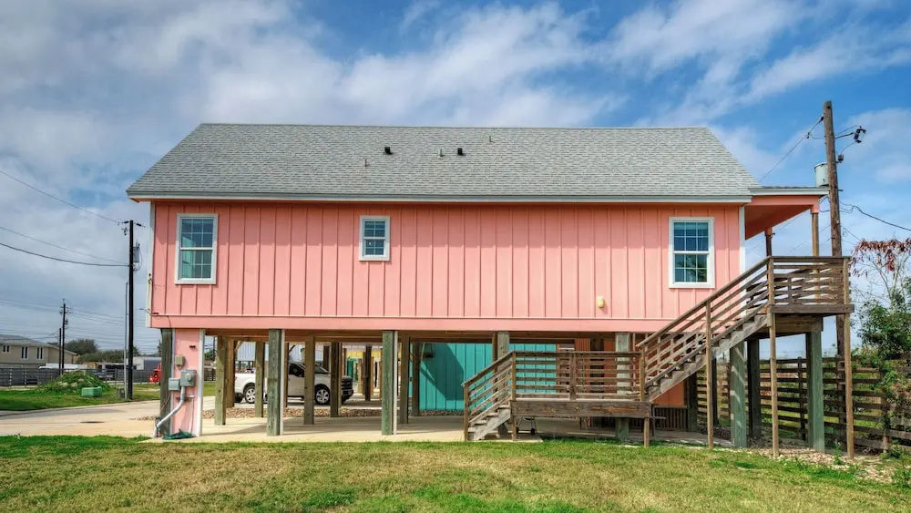 Cole's Cabin by Avantstay Coastal Retreat Pool Access, Balcony, Water Views + Mins to Beach