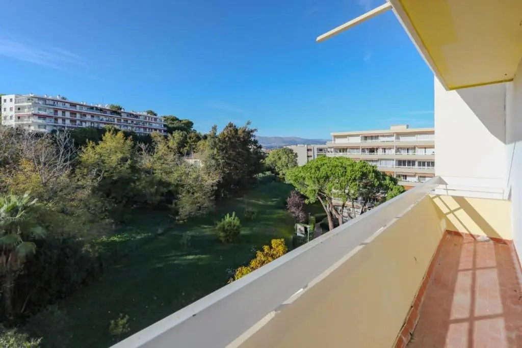 Furnished apartment near city center terrace with panoramic view & parking