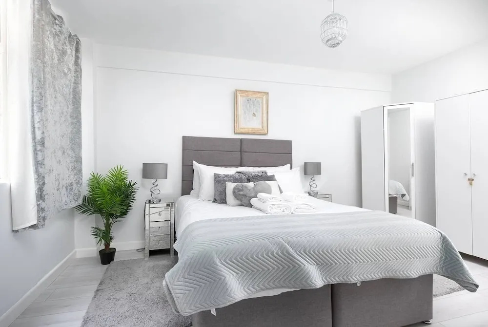 Shepherd's Bush Flat near Westfield
