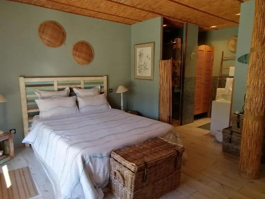 Standard Triple room with pool view