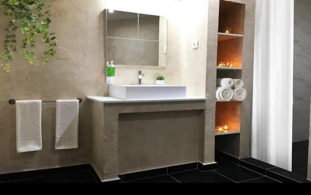Deluxe Double room (full double bed)