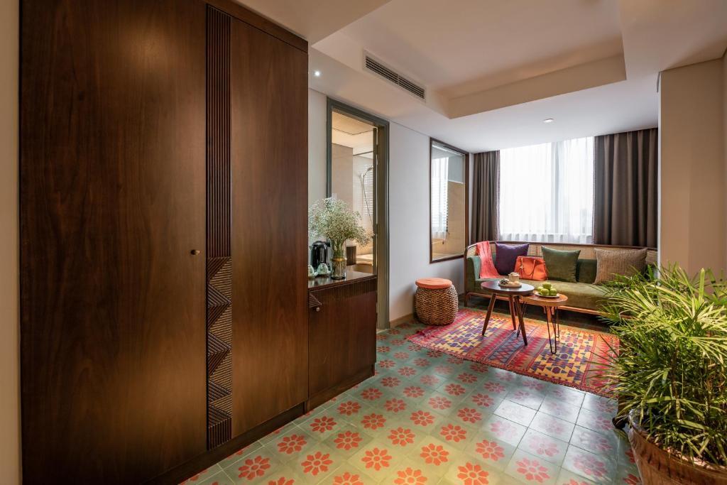 Au Lac Legend Hotel