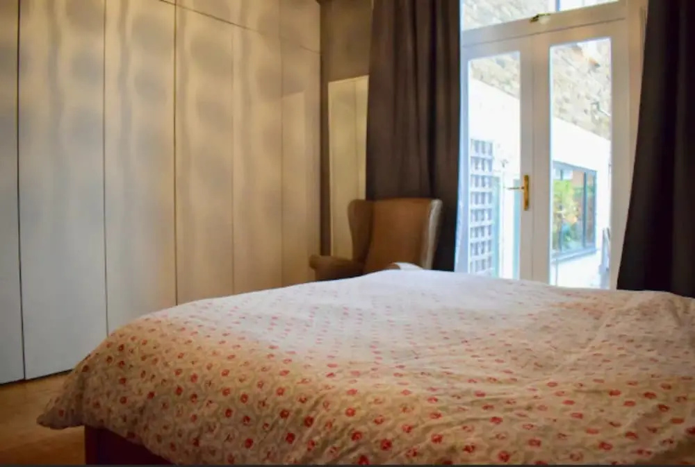 Stunning 2 Bedroom Flat in Vibrant Neighbourhood