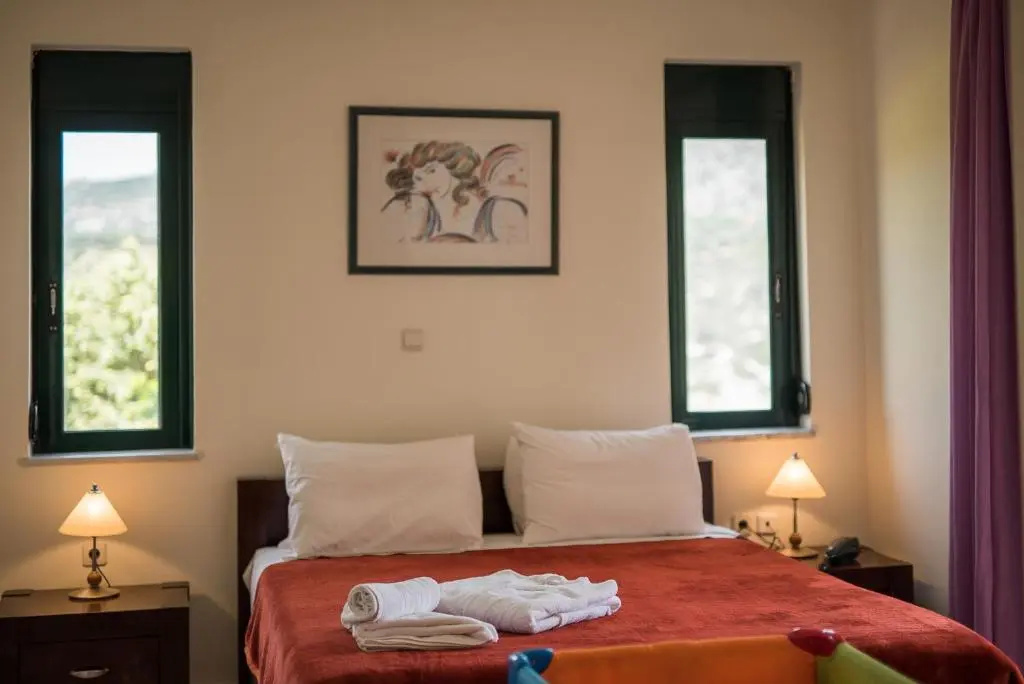 6 Bedrooms Villa