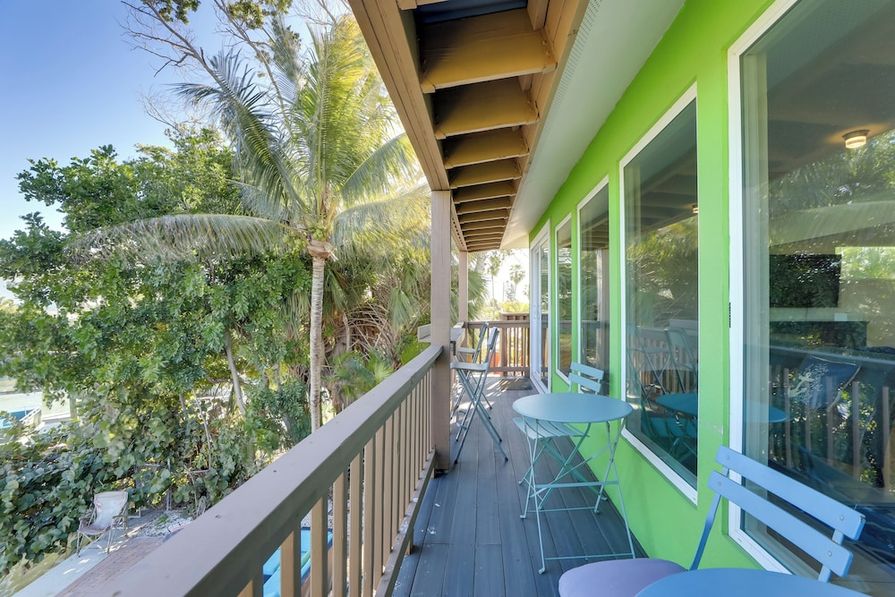 1 Block to Beach! Boutique Condo at Johns Pass