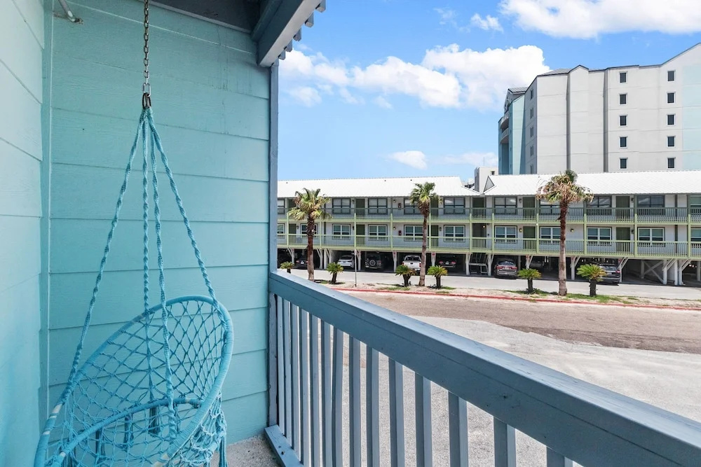 2BR Condo Beach Access Pool and Walk to Hangout