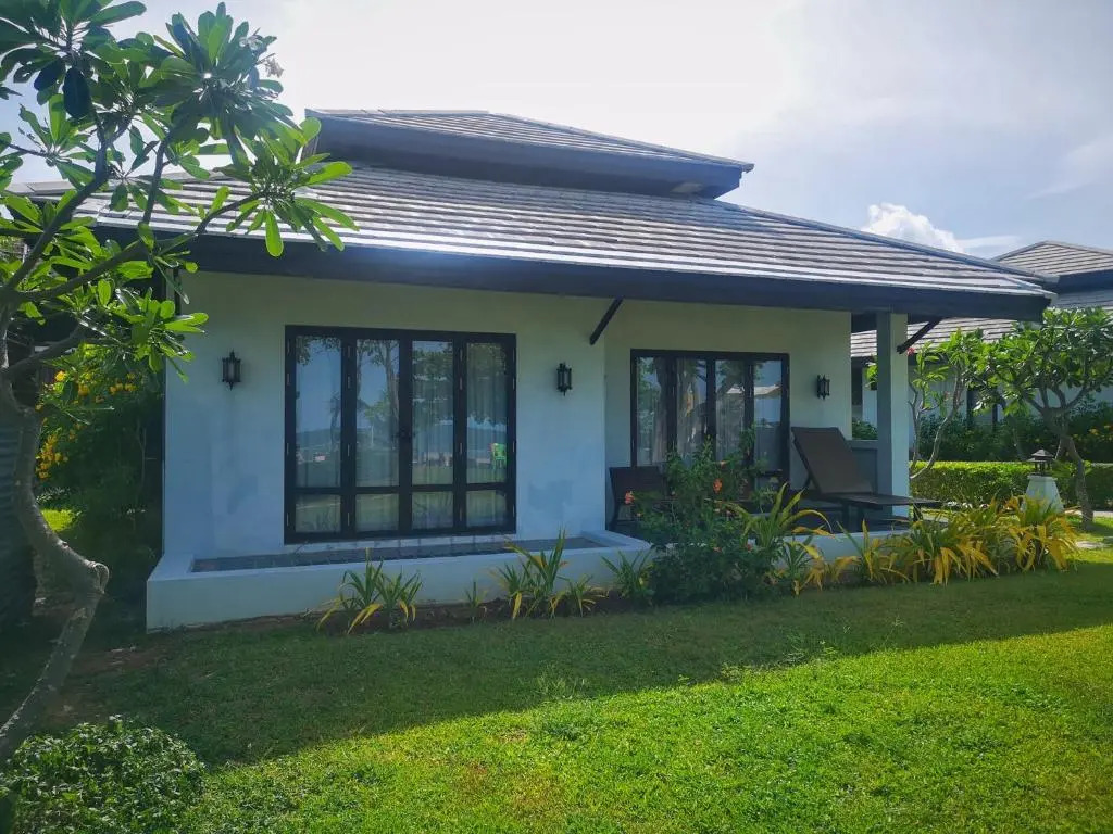 標準雙人房，設有露台及雙人床