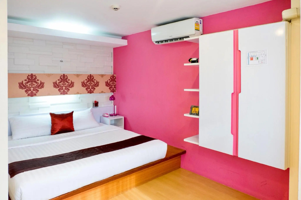 Deluxe Double room with city view (full double bed)