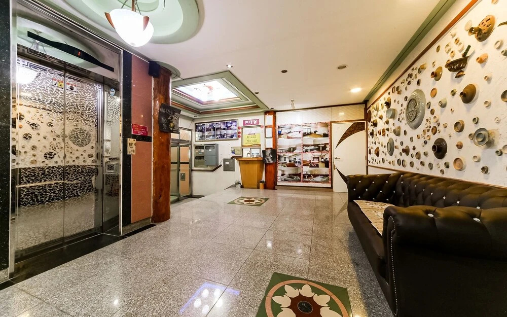 Lobby & Reception