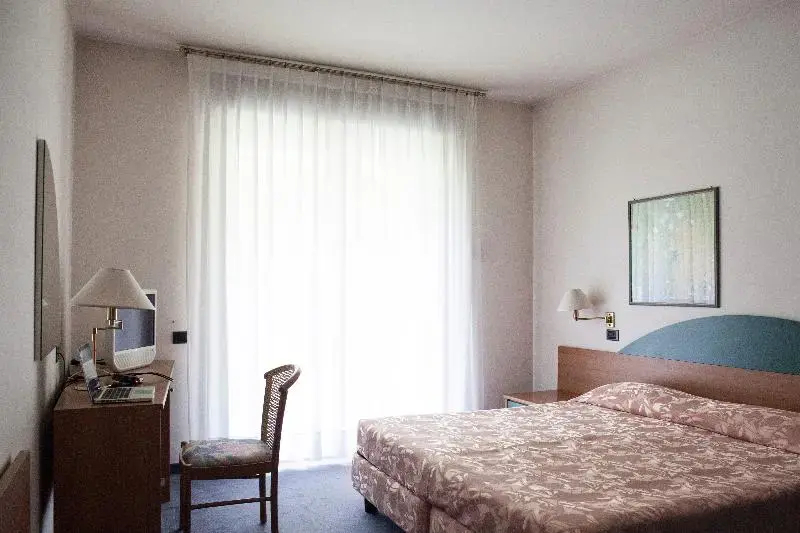 標準三人房，單人床