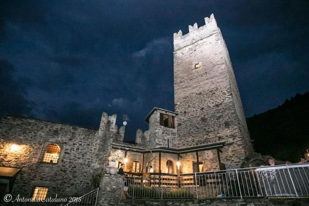 Отель CASTELLO DEL 1100 CON VISTA e JACUZZI IN VALTELLINA в Маццо-ди-Вальтеллина