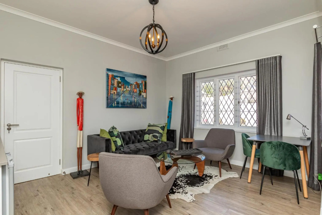 Spacious Guest Apartment in Rondebosch (Adults Only)