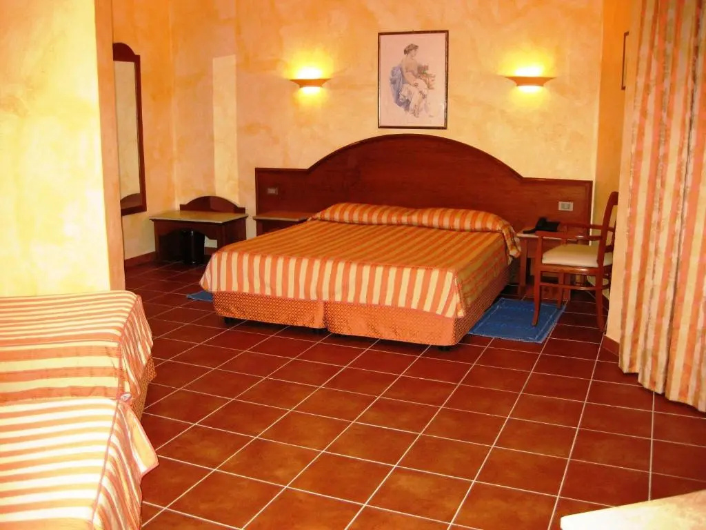 Standard Quadruple room with pool view