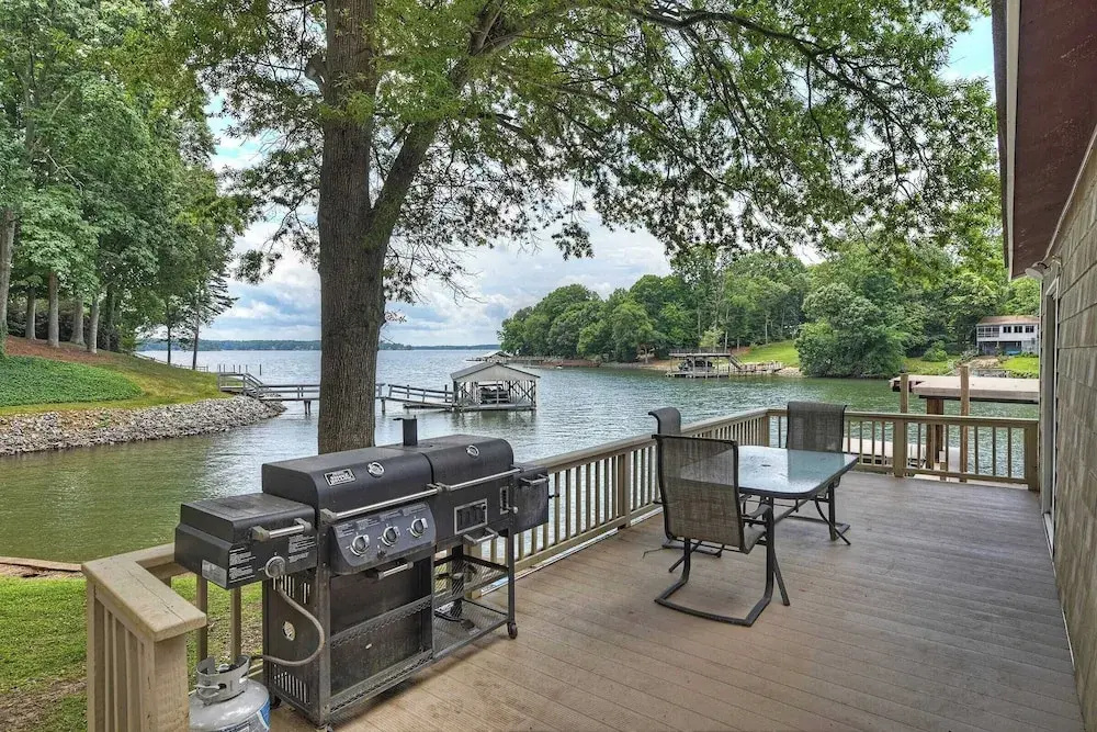 Family Lake House Retreat by Avantstay Sleeps 28