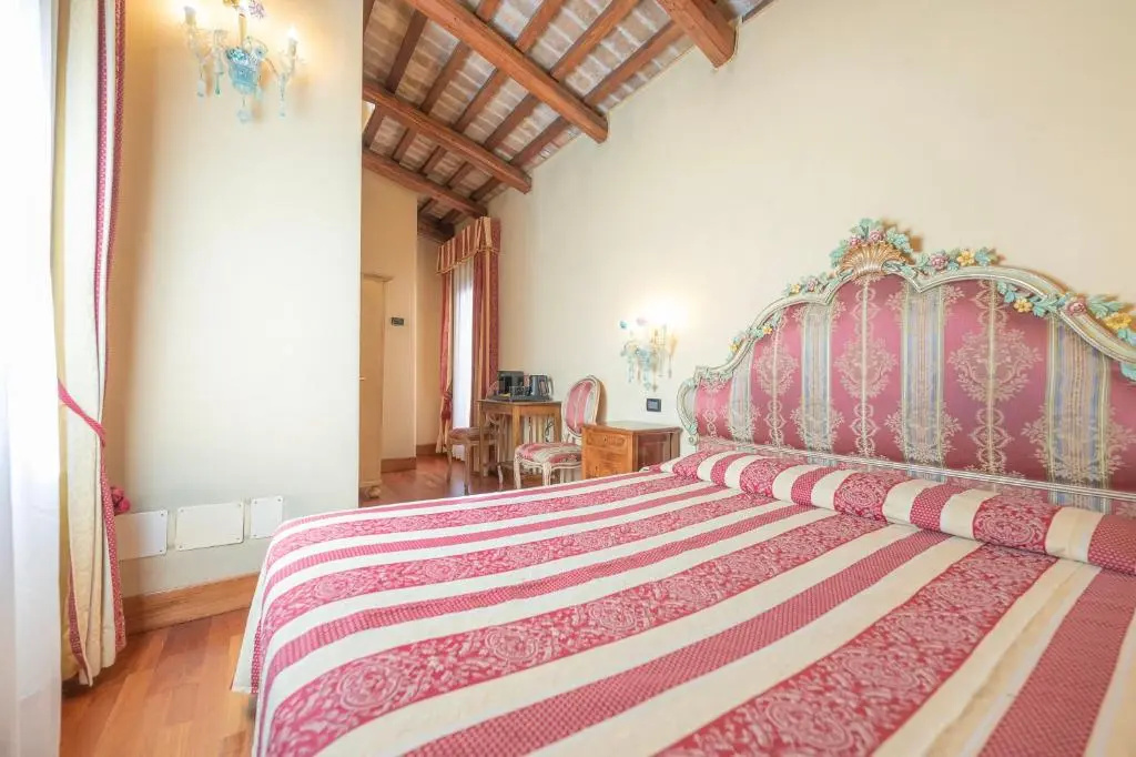 Deluxe Double room (full double bed)