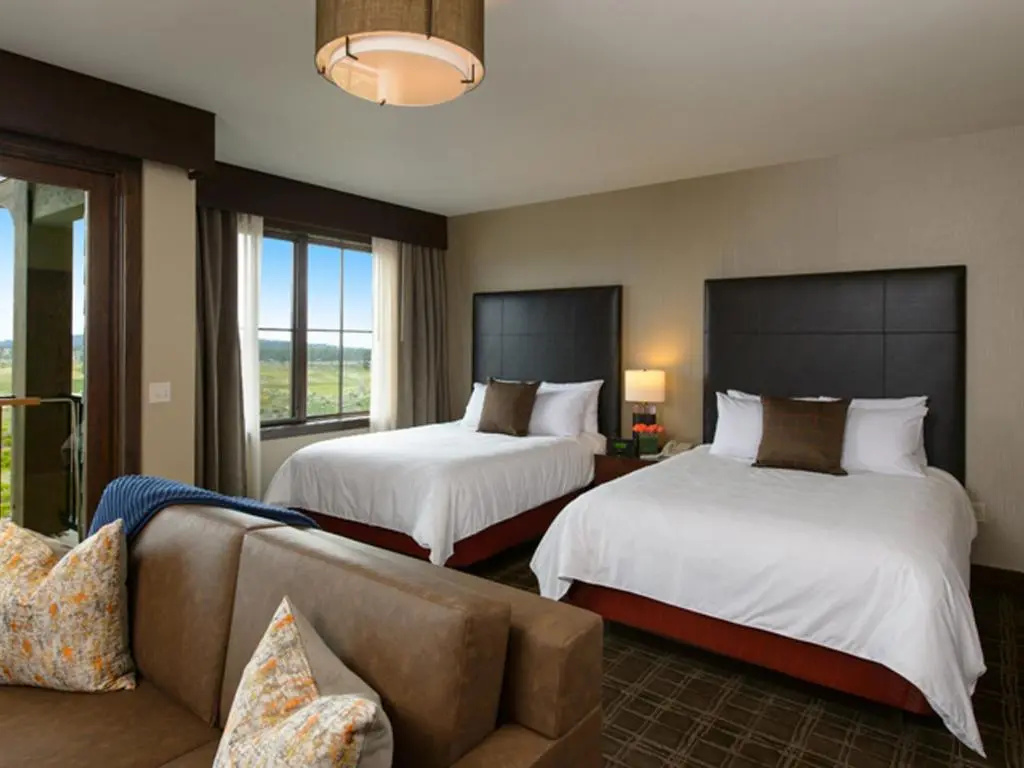 Deluxe Quadruple room with golf view