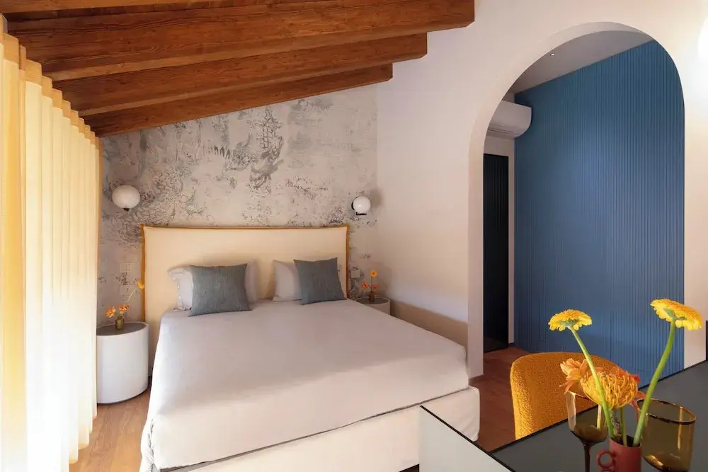 Deluxe Double room with balcony and with courtyard view (full double bed)